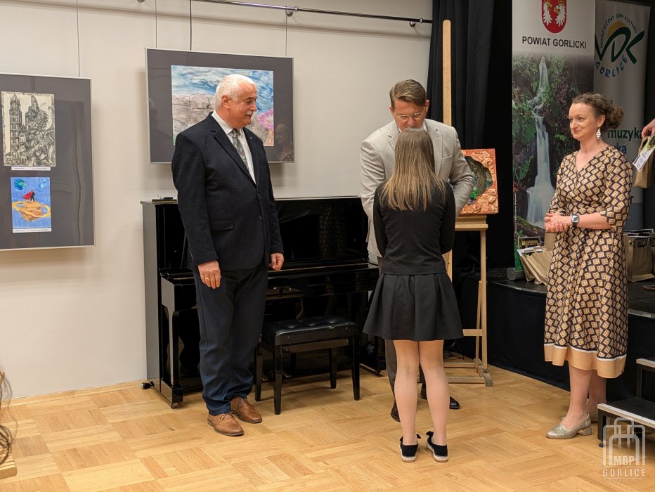 Biblioteka Gorlice, Powiatowy Konkurs Czytelniczy Wyróżniona uczennica otrzymuje dyplom z rąk wicestarosty
